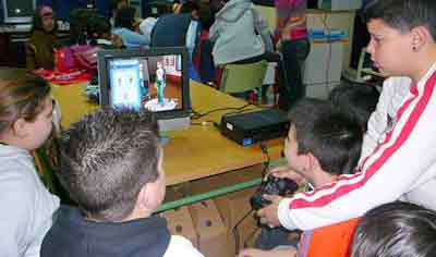 Grupo de niños reunidos frente a un televisor jugando a una consola