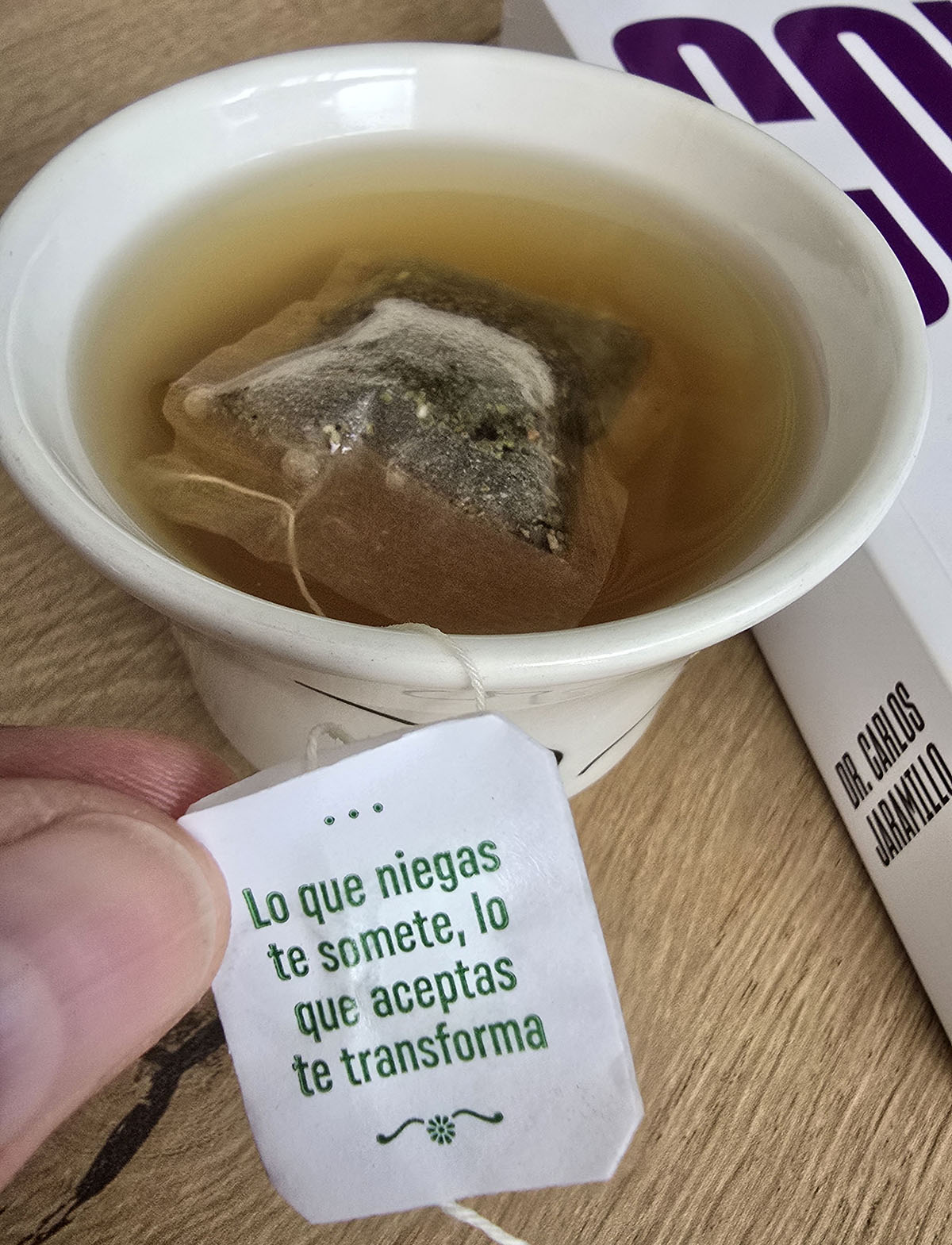 Taza de té con etiqueta reflexiva