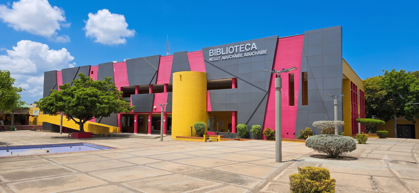 Biblioteca de la Universidad de La Guajira, un edificio moderno y colorido en el campus universitario.